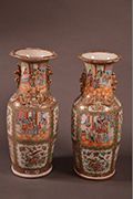 CHINE (Canton) Paire de vases en porcelaine, de forme balustre à col évasé, décorés...