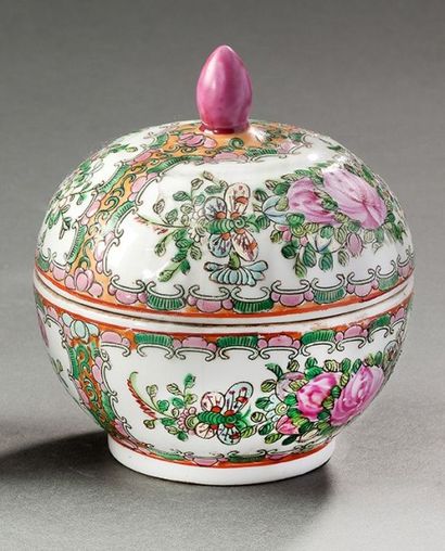 CHINE Pot couvert en porcelaine dans le goût de la famille rose Marque apocryphe...
