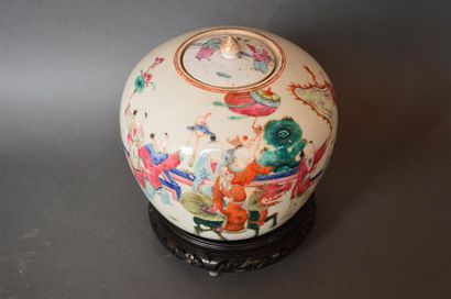 CHINE Pot à gingembre couvert à décor de personnages polychromes Epoque XIXème siècle...