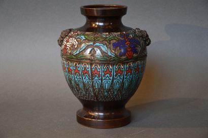 JAPON Vase balustre en bronze et bronze cloisonné à décor de rinceaux et palmes sur...