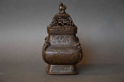 CHINE Brûle parfum couvert en bronze, de forme rectangulaire à large panse rehaussé...