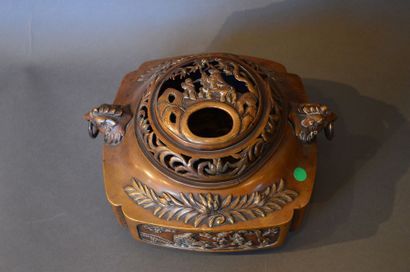 CHINE Brûle parfum couvert en bronze de forme quadrangulaire décoré sur chaque face...