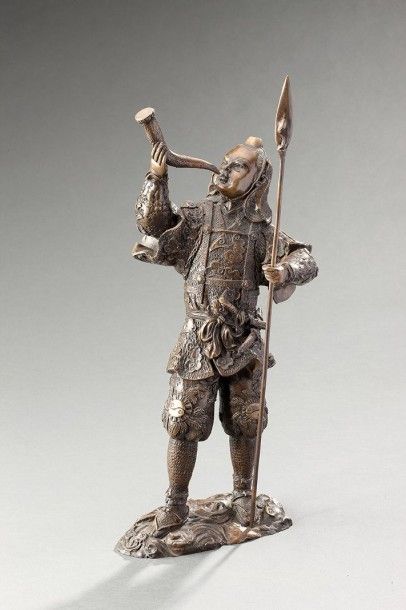 null Grande figurine en bronze représentant un samouraï debout sur un tertre soufflant...