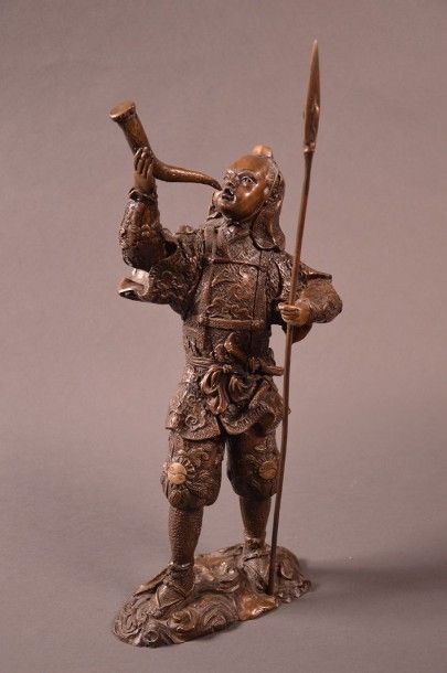 null Grande figurine en bronze représentant un samouraï debout sur un tertre soufflant...