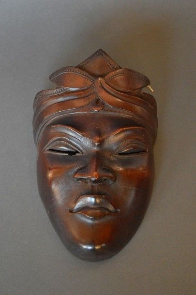 INDONÉSIE Masque en bois sculpté figurant une tête surmontée d'une coiffe. Fin XIXe-début...