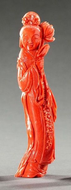CHINE Femme au lotus Sujet sculpté en corail, avec son solce H: 15 cm