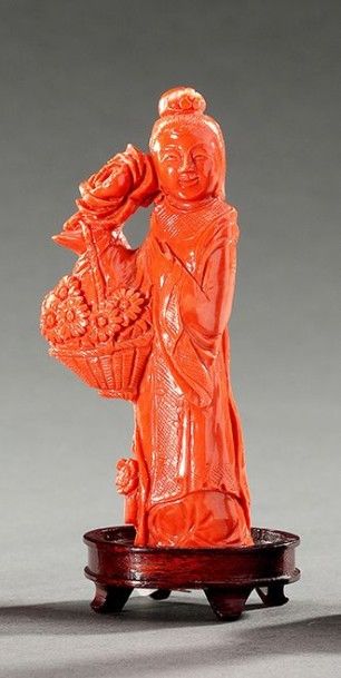 CHINE Femme au panier de fleurs Sujet sculpté en corail, avec son socle H: 12 cm