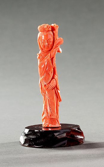 CHINE Femme à la fleur Sujet sculpté en corail, avec son socle H: 9 cm
