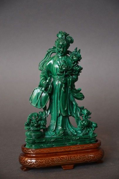 CHINE Femme au fleur et panier Sujet sculpté en malachite, avec son socle Hauteur:...