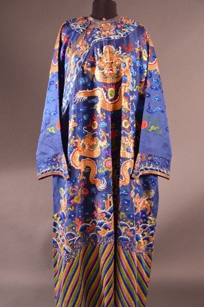 CHINE Robe en gaze de soie brodée de fils d'or et polychrome de dragons sur fond...