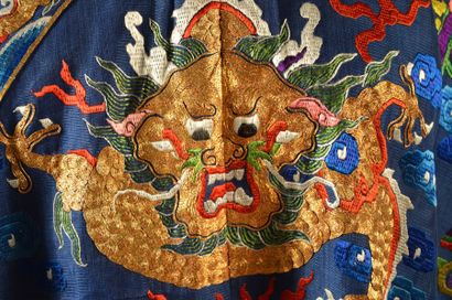 CHINE Robe en gaze de soie brodée de fils d'or et polychrome de dragons sur fond...