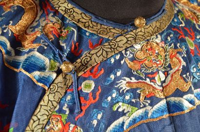 CHINE Robe en gaze de soie brodée de fils d'or et polychrome de dragons sur fond...