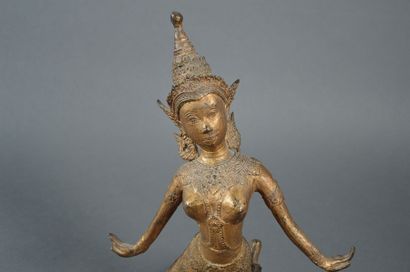 ASIE DU SUD EST Figurine en bronze laqué or représentant une danseuse à genoux. XXème...