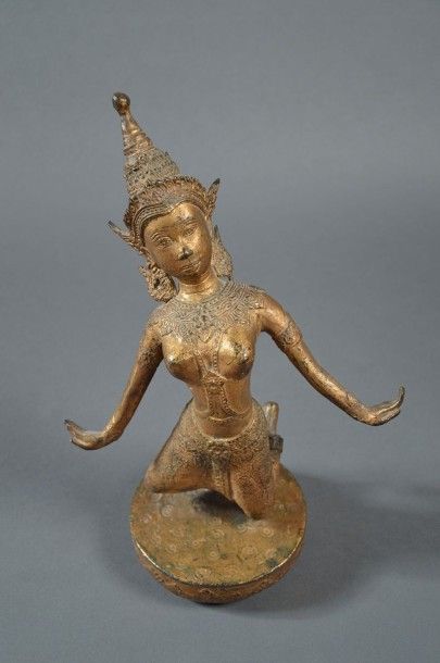 ASIE DU SUD EST Figurine en bronze laqué or représentant une danseuse à genoux. XXème...