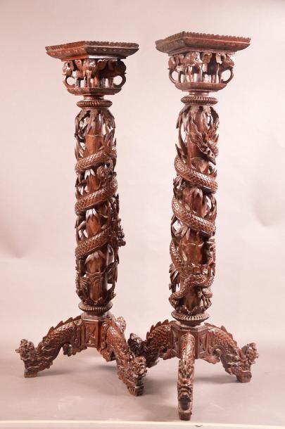 CHINE Paire de supports en bois en forme de colonne cannelée décorée d'éléphants...