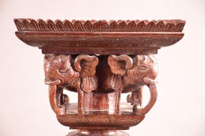 CHINE Paire de supports en bois en forme de colonne cannelée décorée d'éléphants...