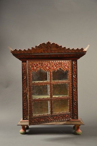 ASIE DU SUD EST Vitrine en bois polychrome, ouvrant à une porte vitrée 93 x 70x 40cm...