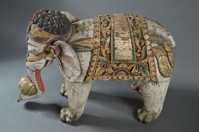 CHINE Elephant blanc en bois, l'arnachement réhaussé de polychromie Probablement...