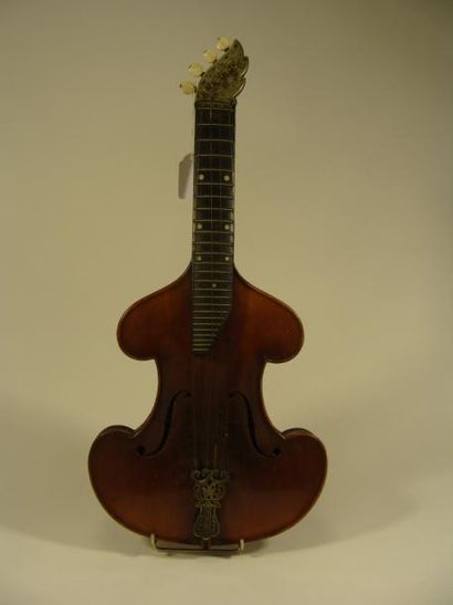 null Violon guitare portant étiquette de Vuillaume à restaurer