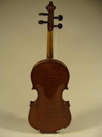 null Violon portant étiquette "Augustre Deroux, Patris 1894" 358 mm avec etui
