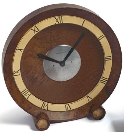 JAEGER LECOULTRE Vers 1950 Pendulette de table en bois. Cadran argenté, chiffres...