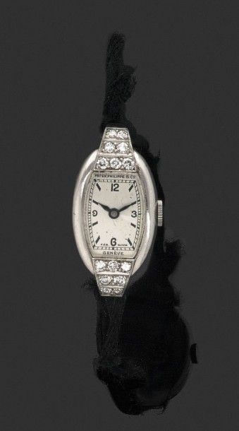 PATEK PHILIPPE & Co Vers 1930 Modèle de dame en platine et diamants. Cadran argenté,...