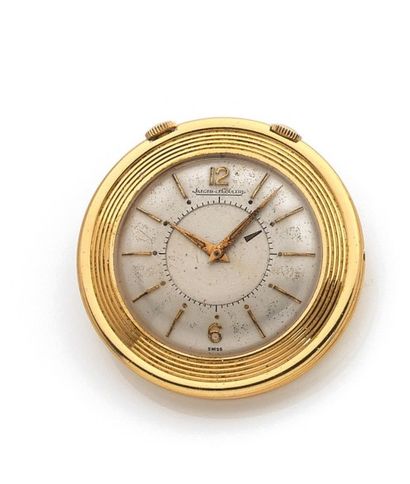 JAEGER LECOULTRE Vers 1960 Mini réveil de poche plaqué or. Cadran argenté, index...