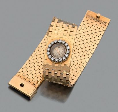 OMEGA Bracelet montre de dame en or jaune 18k et platine, cadran rond serti de brillants....