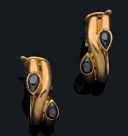 VAN CLEEF & ARPELS Paire de clips d'oreilles en or jaune 18k rehaussés de deux cabochons...