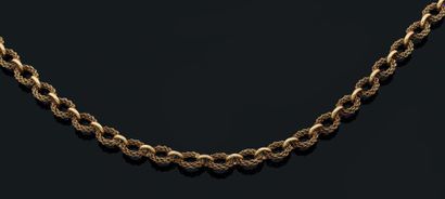 null Collier en or jaune 14k tressé composé d'anneaux torsadés. Long: 45 cm Poids...