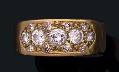 null Bague anneau en or jaune 18k ornée d'un pavage de diamants de taille brillant...