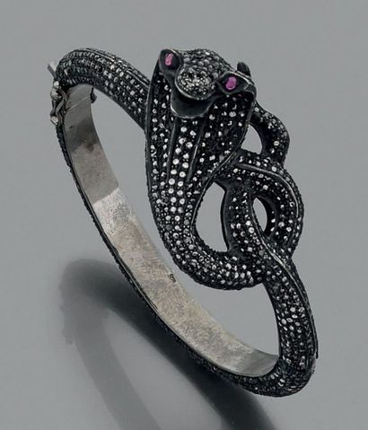 null Bracelet jonc en argent stylisant un serpent pavé de diamants noires et rehaussé...