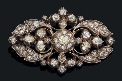 null Broche en argent à décor de rinceaux sertis de diamants de taille ancienne....