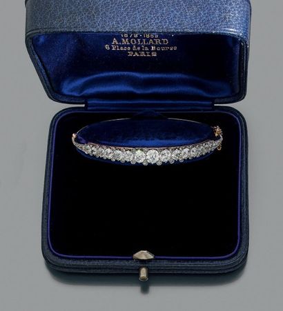 null Bracelet jonc en or jaune 18k et platine serti d'une ligne de diamants de taille...