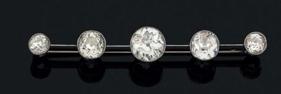 null Broche "barette" en platine ornée de cinq diamants de taille ancienne en serti...