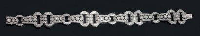 null Bracelet articulé en platine à décor ajouré serti de diamants de taille brillant....