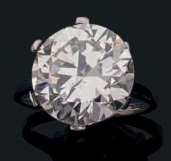 null Bague en or gris 18k et platine sertie d'un diamant solitaire de taille brillant....