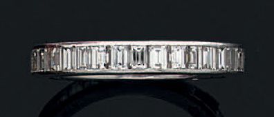 VAN CLEEF and ARPELS Alliance en platine entièrement sertie de diamants de taille...