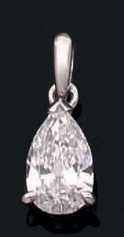null Pendentif en or gris 18k serti d'un diamant de forme poire. Chaine en or gris....