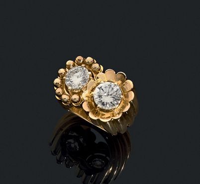 VAN CLEEF & ARPELS Bague en or jaune 18k stylisant deux fleurs ornées de diamants...