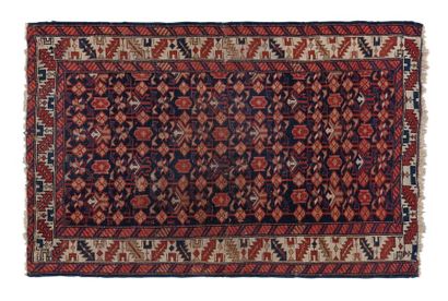 null CHIRVAN (Caucase), fin XIXème siècle Fond bleu nuit à semis de crochets stylisés...