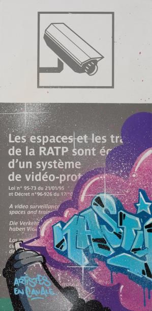 NASTY (NÉ EN 1974) "Vidéo protection" Oeuvre aérosol et marqueur sur plaque émaillée...