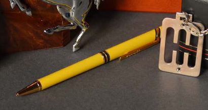 null Stylo Ferrari Formula 
roller de couleur jaune. 
Neuf dans son écrin. 
