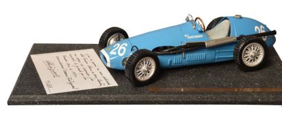 FERRARI 500 F2 
Bleue victorieuse au grand prix de Buenos Aires en 1954 aux mains...