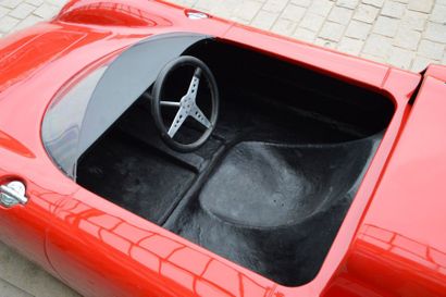 null Mini Ferrari 
représentant une 330 P2 rouge et équipée d'un moteur 2 temps 50...