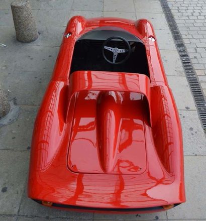 null Mini Ferrari 
représentant une 330 P2 rouge et équipée d'un moteur 2 temps 50...
