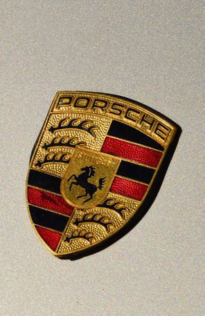 1999 - PORSCHE 996 CARRERA 4 
Après le succès légitime de la 911 type 993, Porsche...
