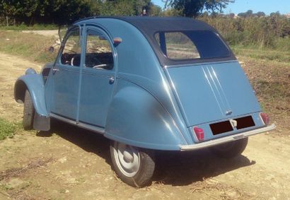 1959 - CITROEN 2 CV AZ Traitée de vilain petit canard à sa naissance, la 2 CV fait...