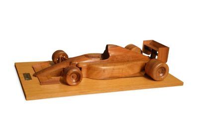 null Sculpture
en bois figurant une Formule 1 Ferrari de 1990 d’Alain Prost. Sculpture...