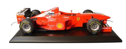 FERRARI Formule 1 
à l'échelle 1/8e représentant la Ferrari N°3 de Michael Schumacher...
